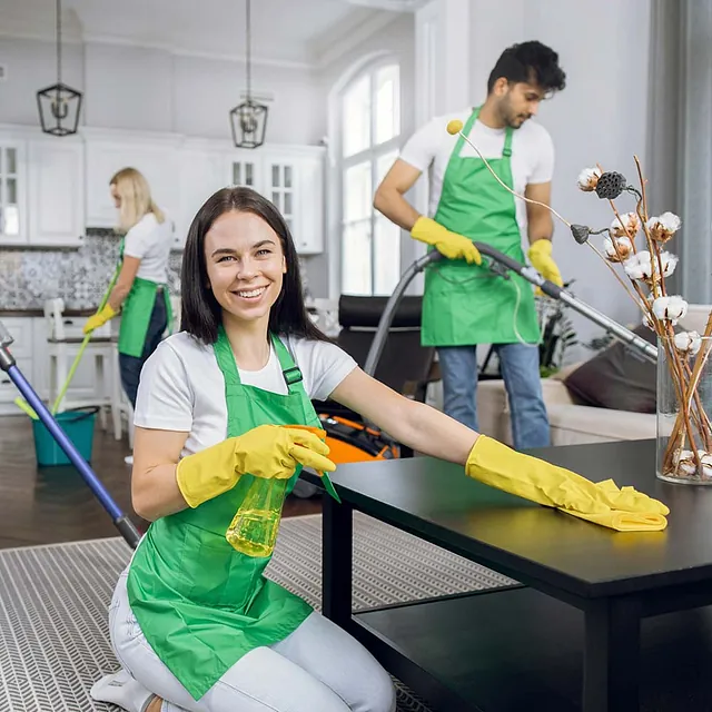 Personas limpiando supermercado